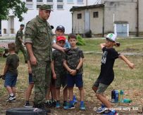 Po tvare sa rozliehal davot a smiech det