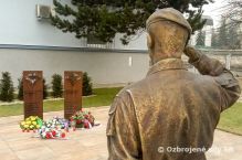 Spomienka na priateľov v zbrani